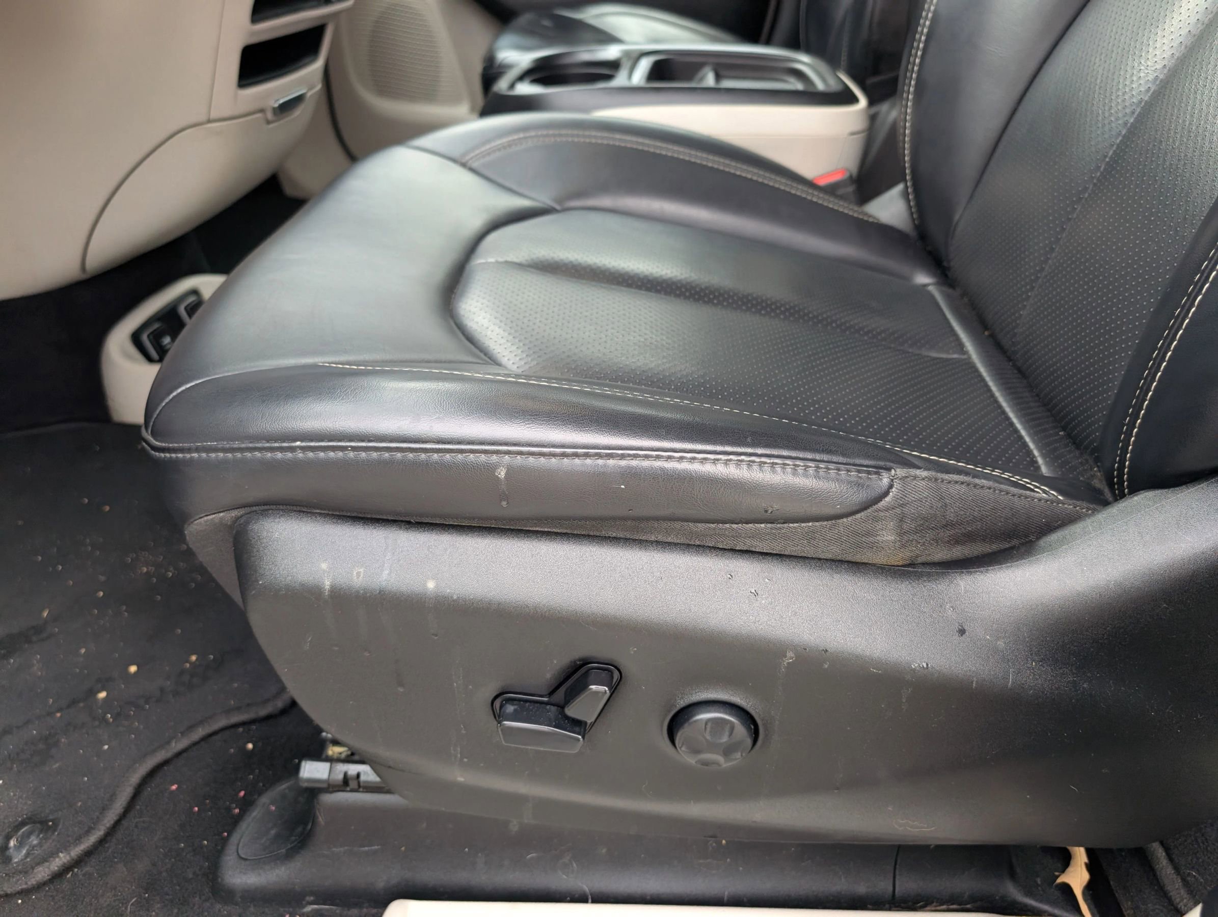 Used 2020 Chrysler Voyager Lxi image 27