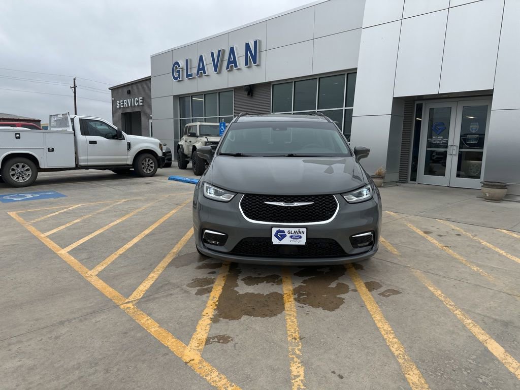 Used 2022 Chrysler Pacifica Touring-L w/ Uconnect Theater Family Group image 2