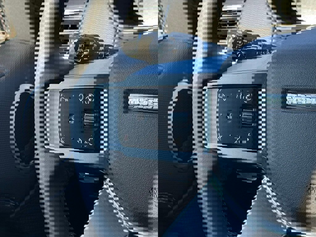 Certified 2025 Land Rover Discovery Dynamic SE image 19