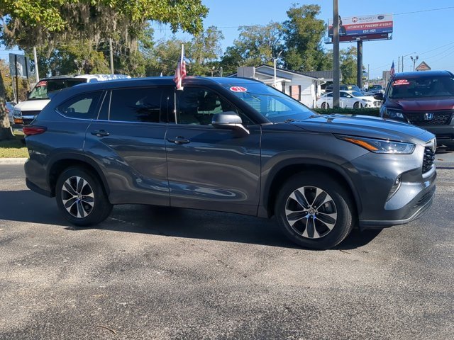 Used 2021 Toyota Highlander XLE image 2
