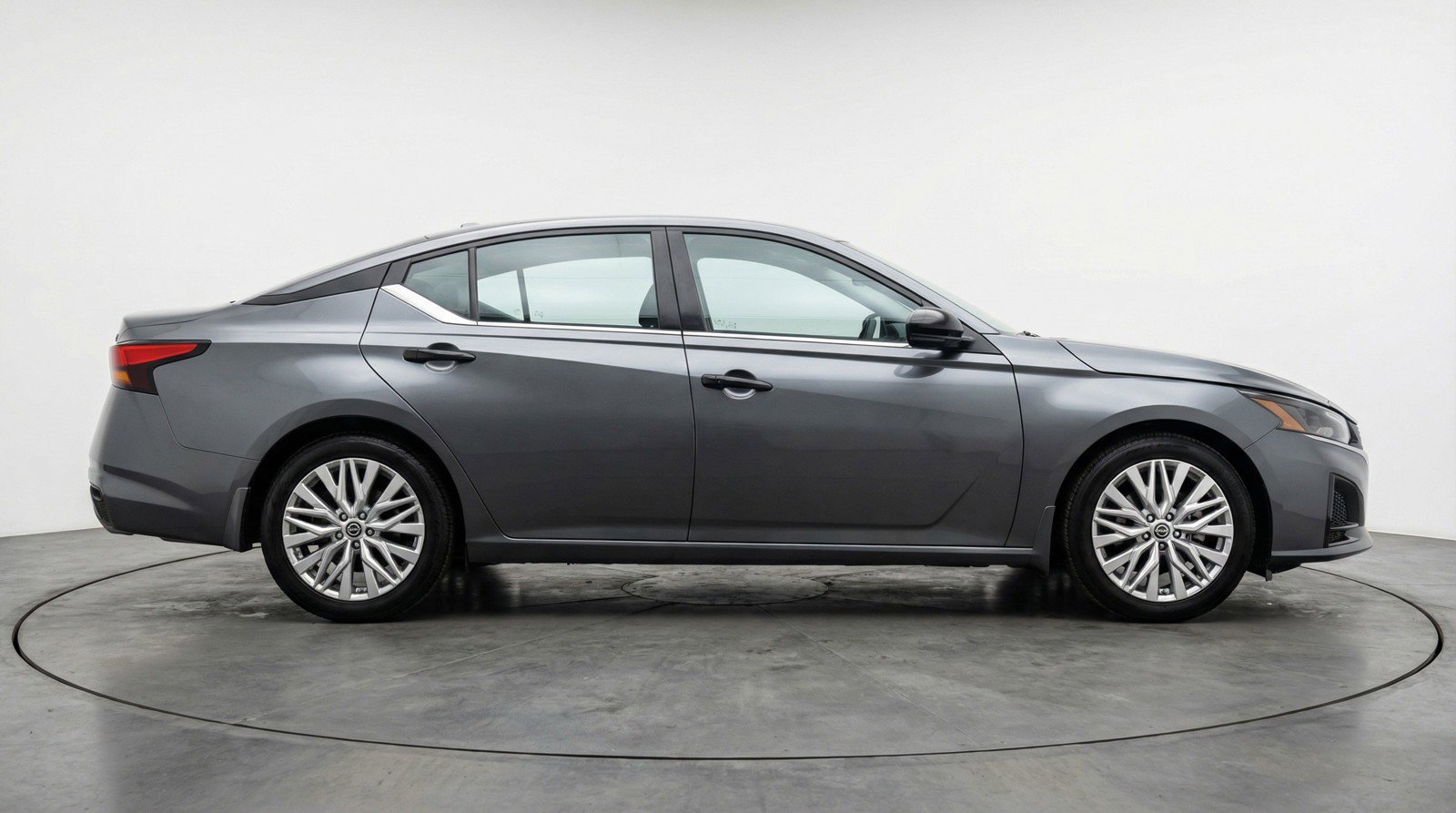 Used 2025 Nissan Altima 2.5 SV FWD image 11