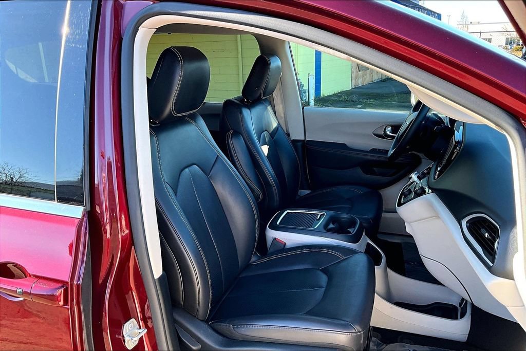 Used 2023 Chrysler Pacifica Touring-L FWD image 10