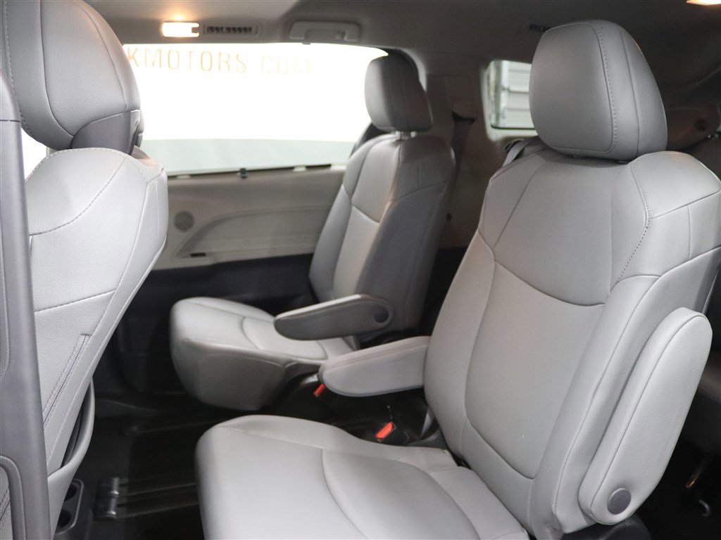 Used 2023 Toyota Sienna XLE image 12