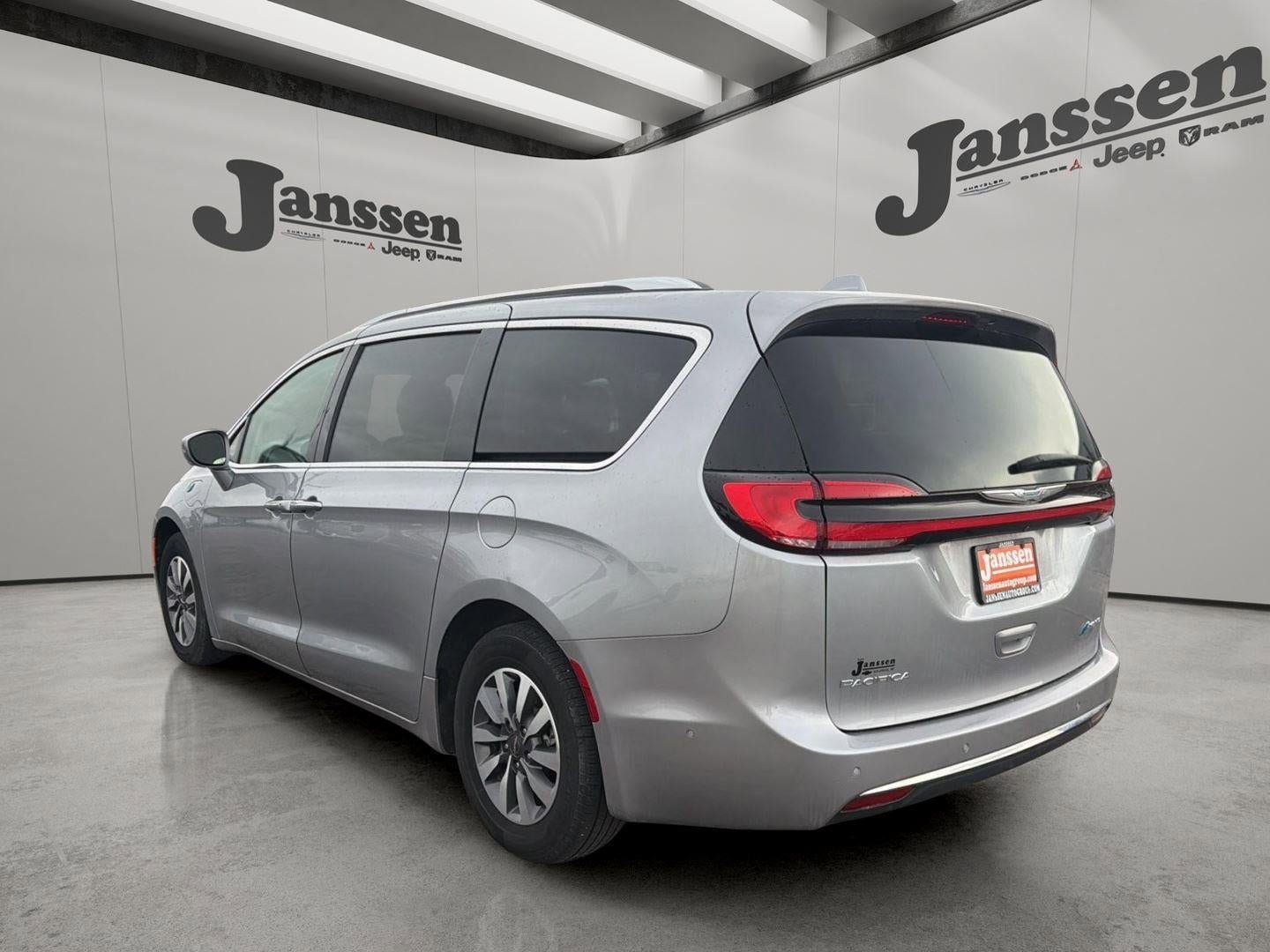 Used 2021 Chrysler Pacifica Touring-L FWD image 2