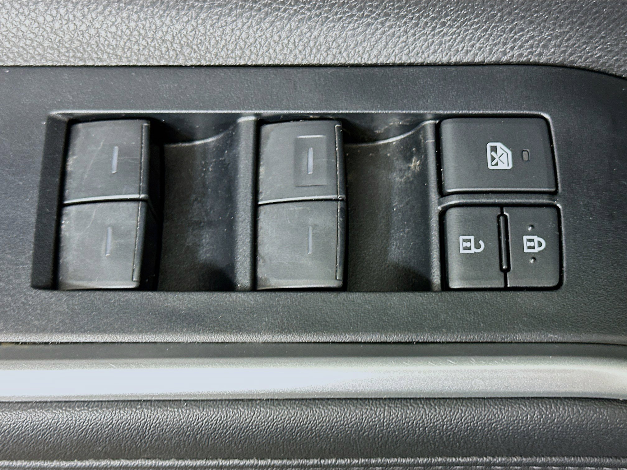 Used 2025 Toyota Highlander LE FWD image 15