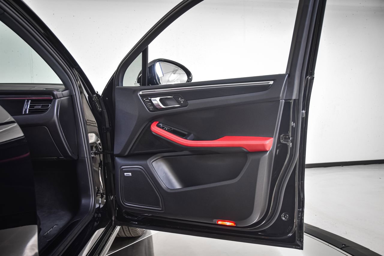 Certified 2025 Porsche Macan GTS image 25