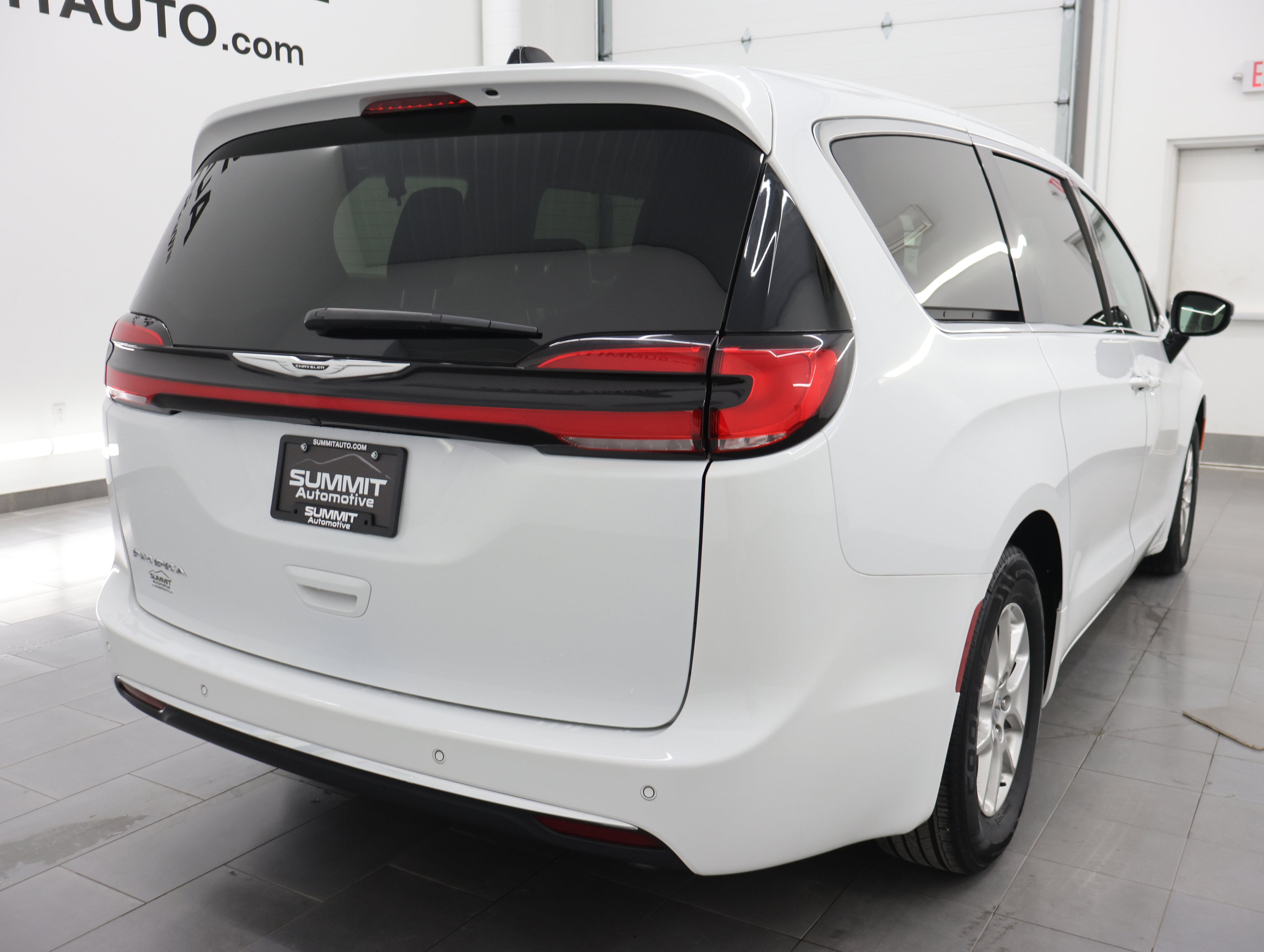 Used 2024 Chrysler Pacifica Touring-L image 4
