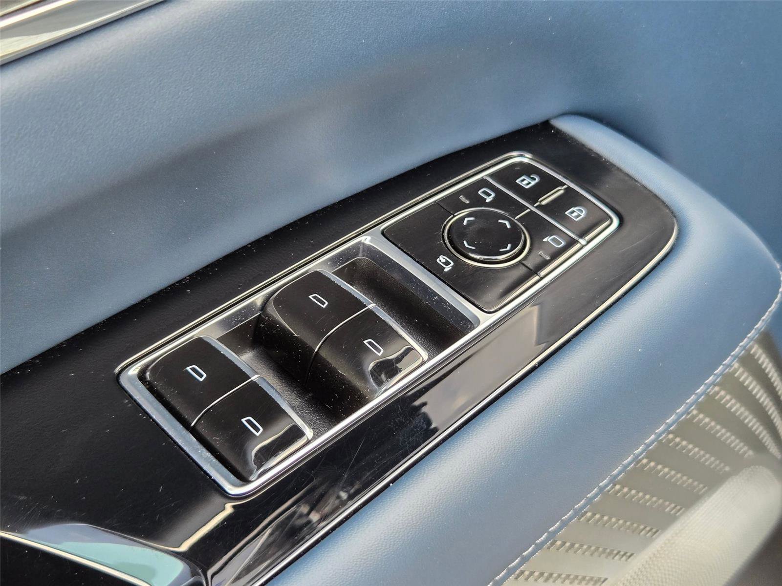 Certified 2025 Cadillac Escalade IQ Luxury 2 w/ LPO, Premium Carpet Package AWD/4WD image 25