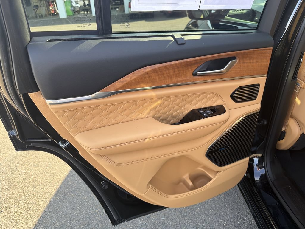 Used 2023 Jeep Grand Cherokee Summit AWD/4WD image 12