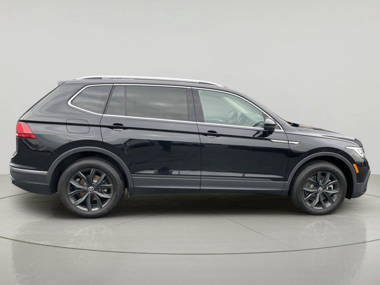 Used 2024 Volkswagen Tiguan SE w/ Panoramic Sunroof Package AWD/4WD image 8