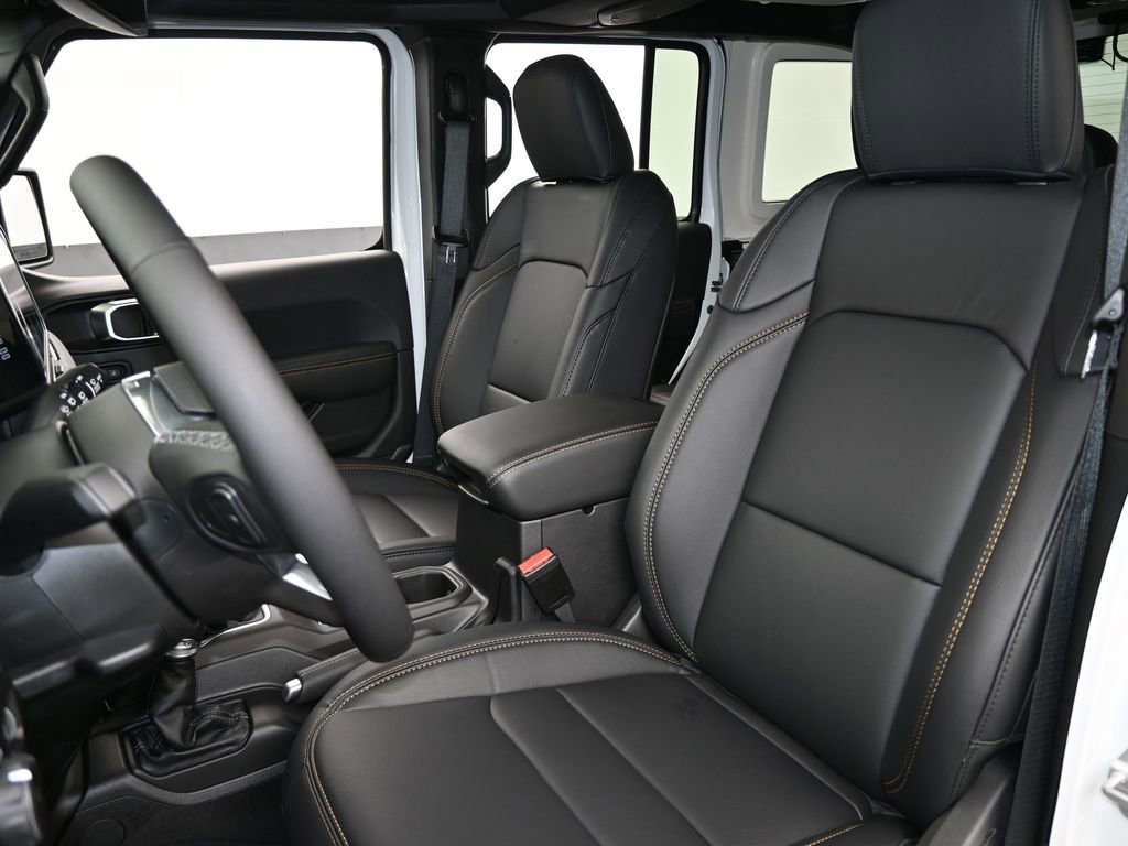 Used 2025 Jeep Wrangler Unlimited Sahara AWD/4WD image 10