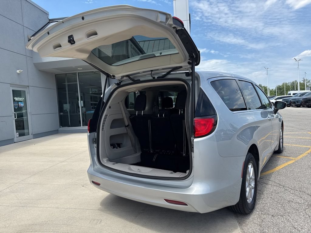 Used 2023 Chrysler Voyager LX FWD image 14