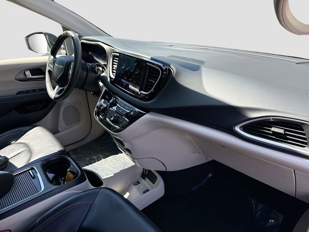 Used 2023 Chrysler Pacifica Touring-L FWD image 25