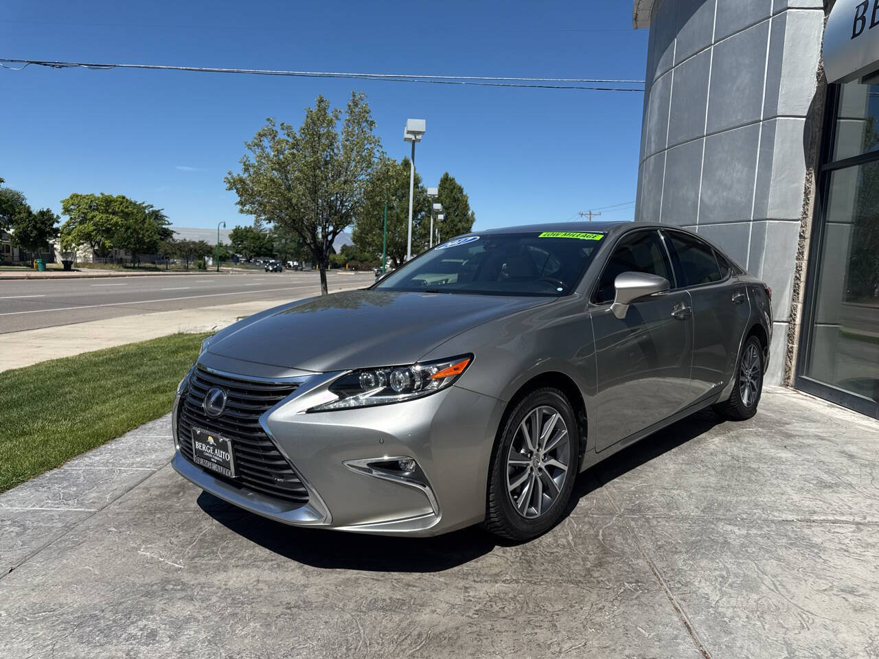 Used 2017 Lexus ES 300h w/ Luxury Package FWD image 3