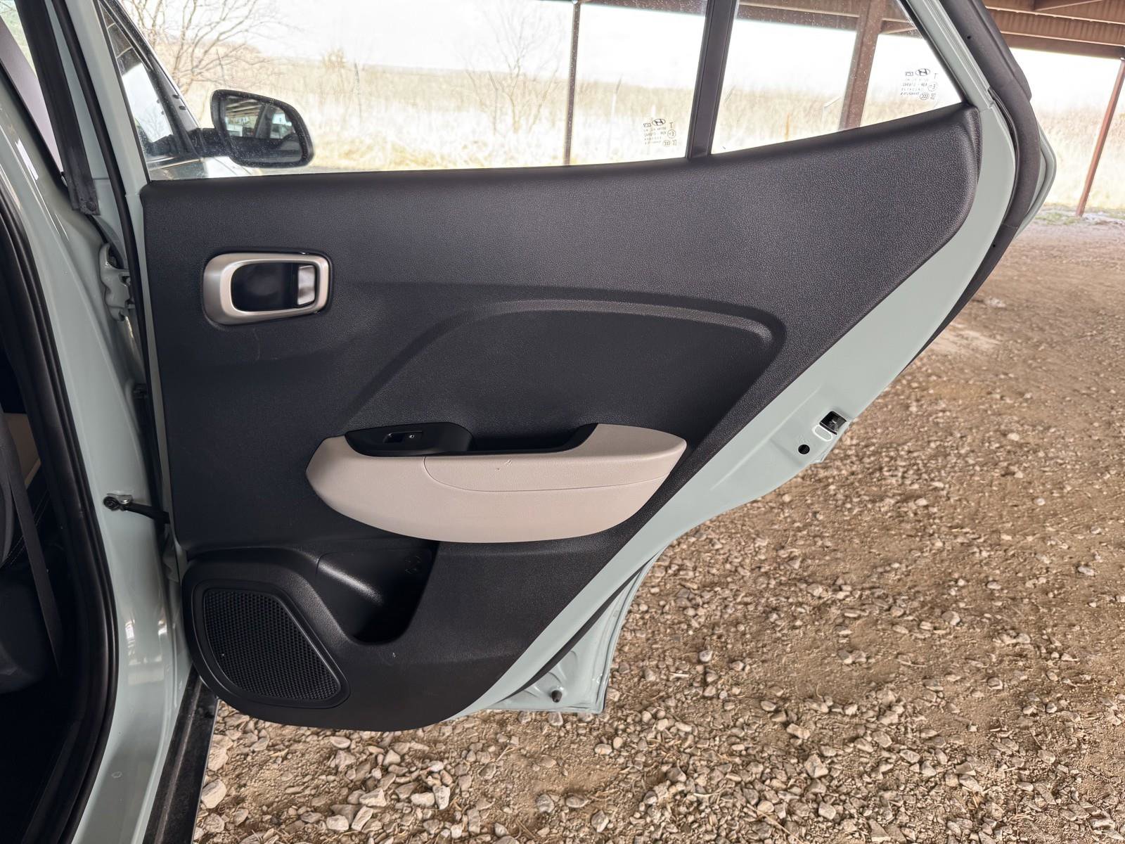 Used 2025 Hyundai Venue SEL image 31