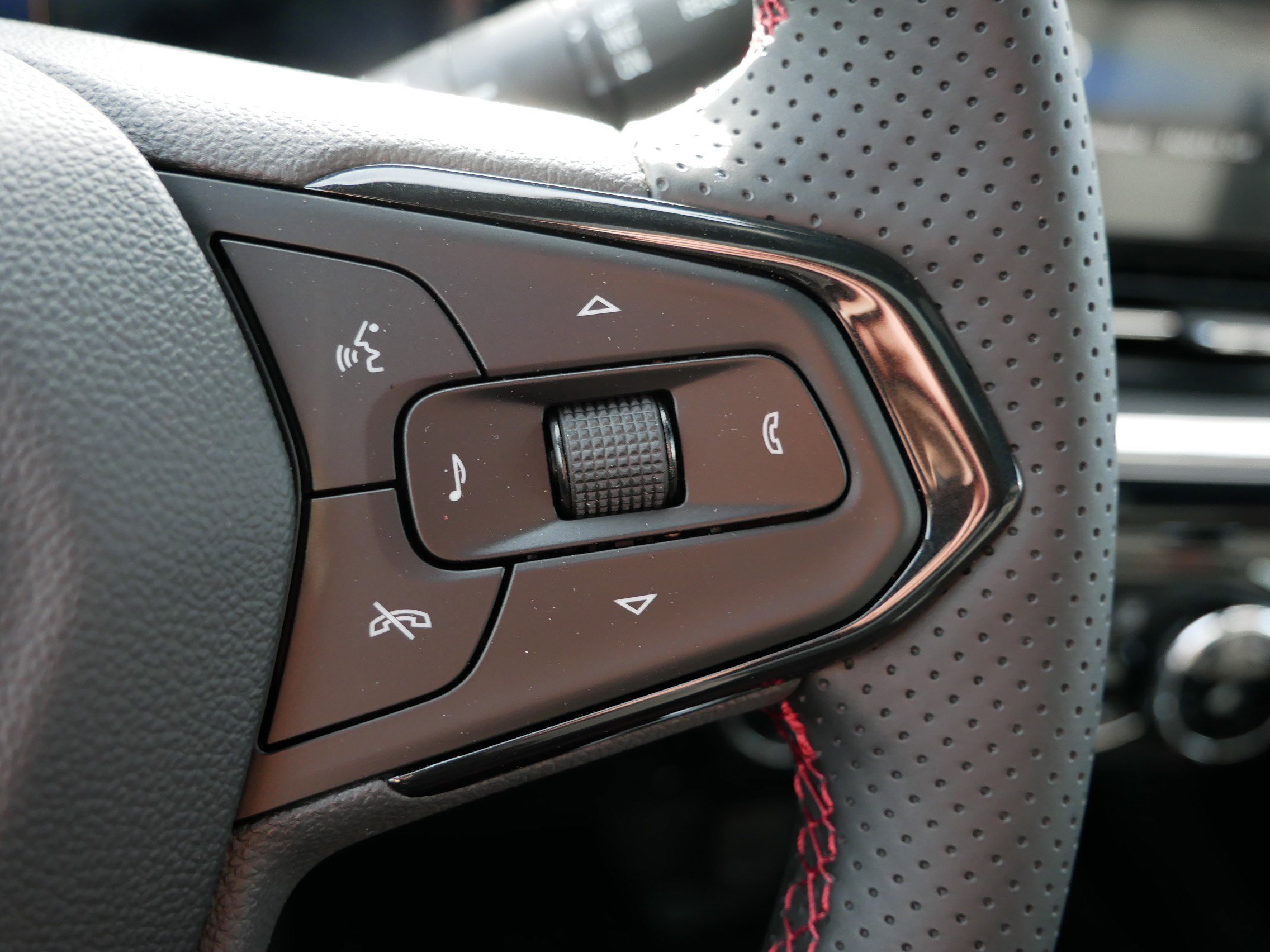 New 2026 Chevrolet Trax RS w/ Sunroof Package image 24