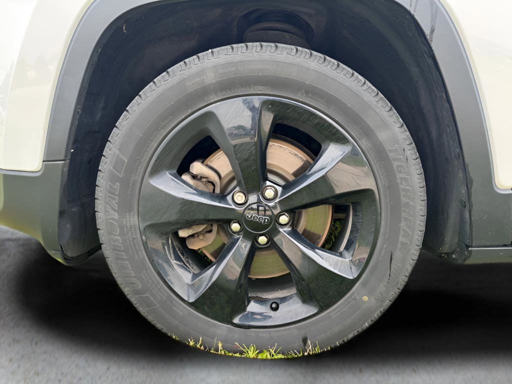 Used 2018 Jeep Cherokee Latitude w/ Altitude Package FWD image 13