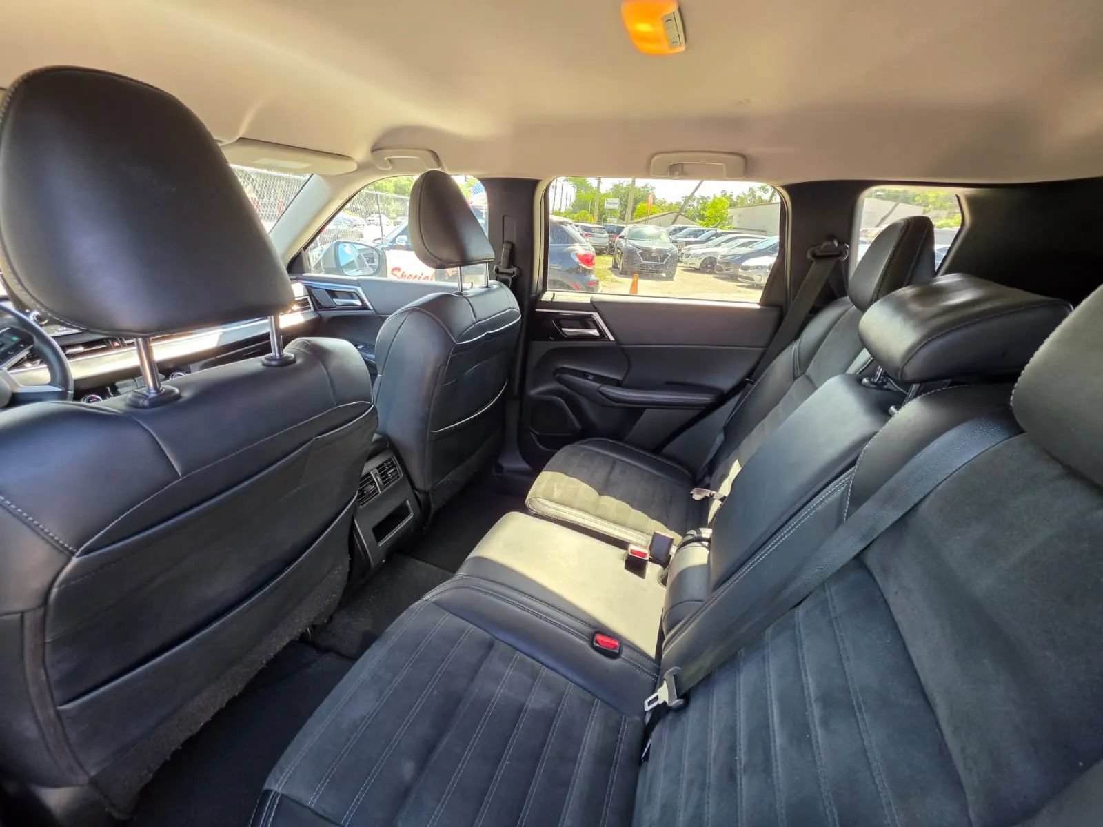 Used 2023 Mitsubishi Outlander SE FWD image 12