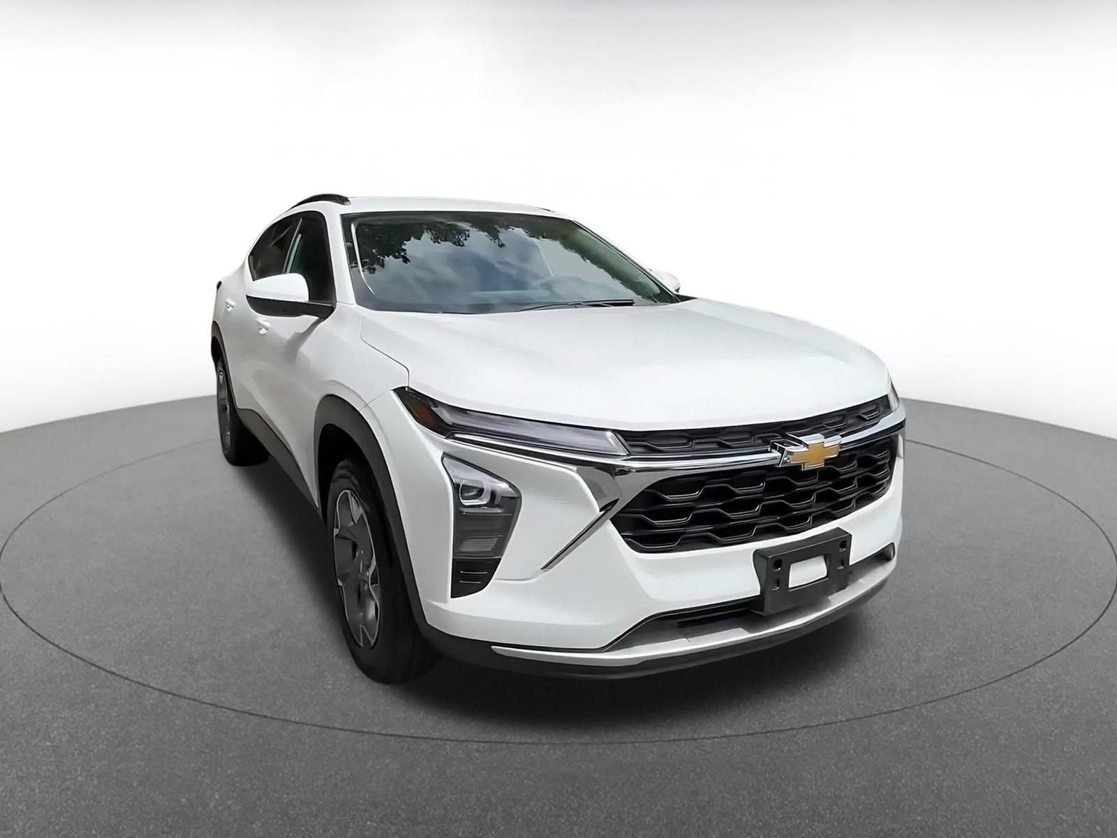 Used 2025 Chevrolet Trax LT FWD image 3