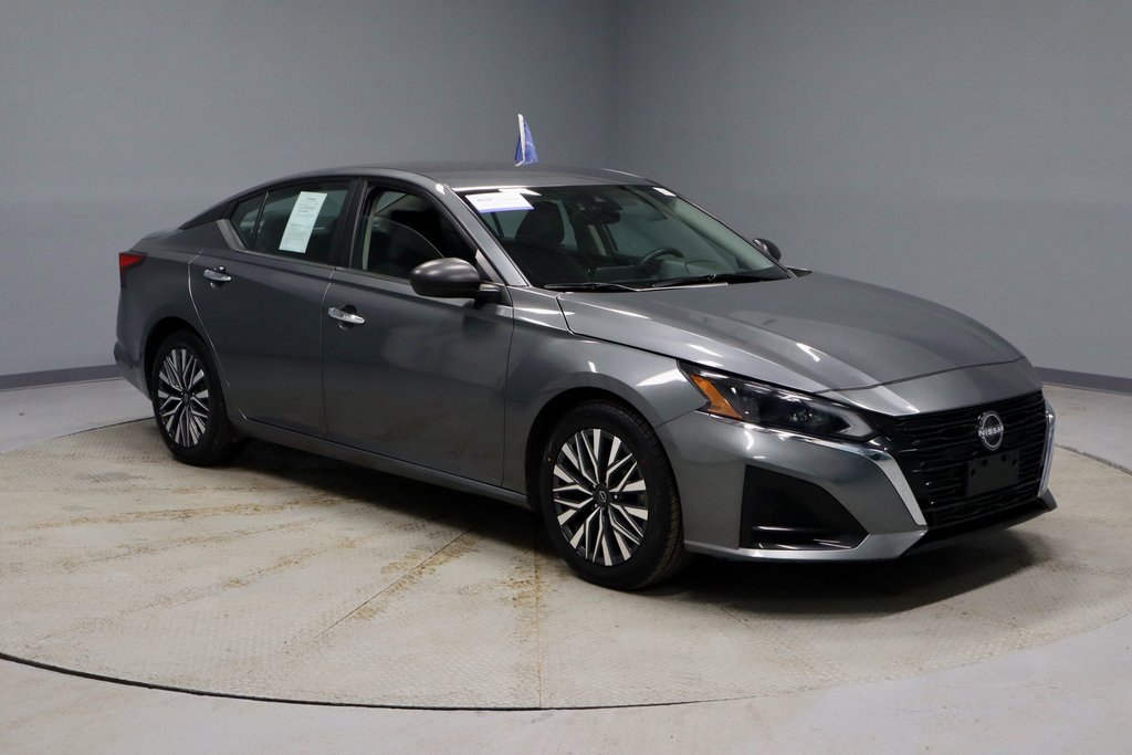 Used 2024 Nissan Altima 2.5 SV image 1