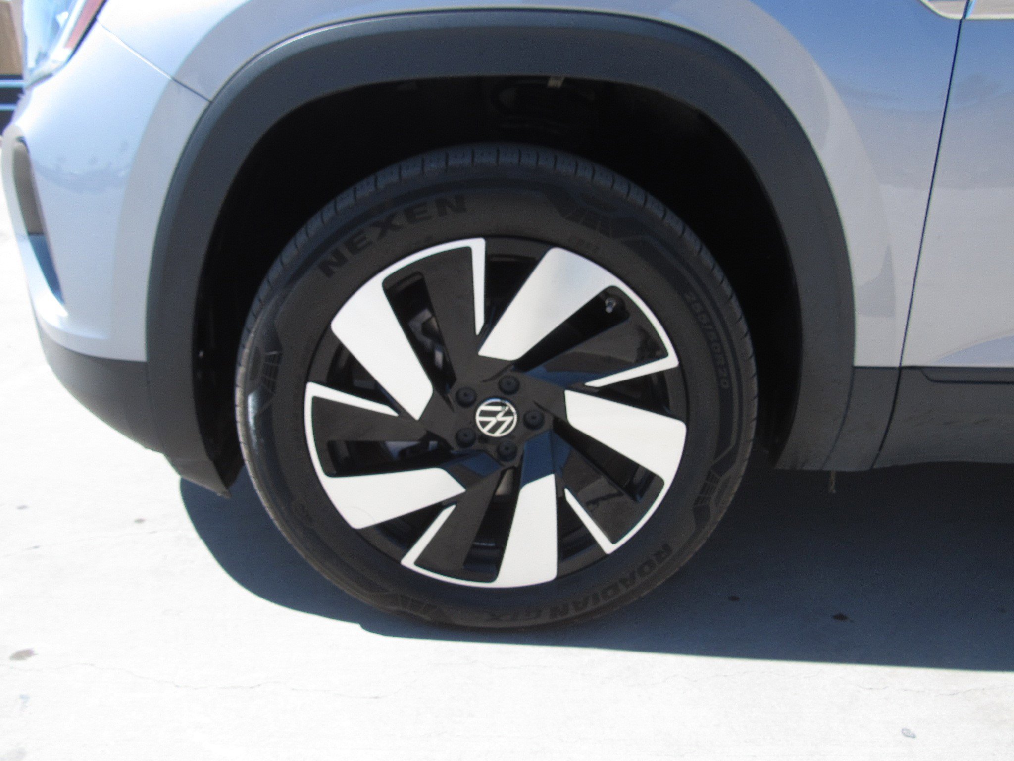 Used 2025 Volkswagen Atlas Cross Sport SE AWD/4WD image 4