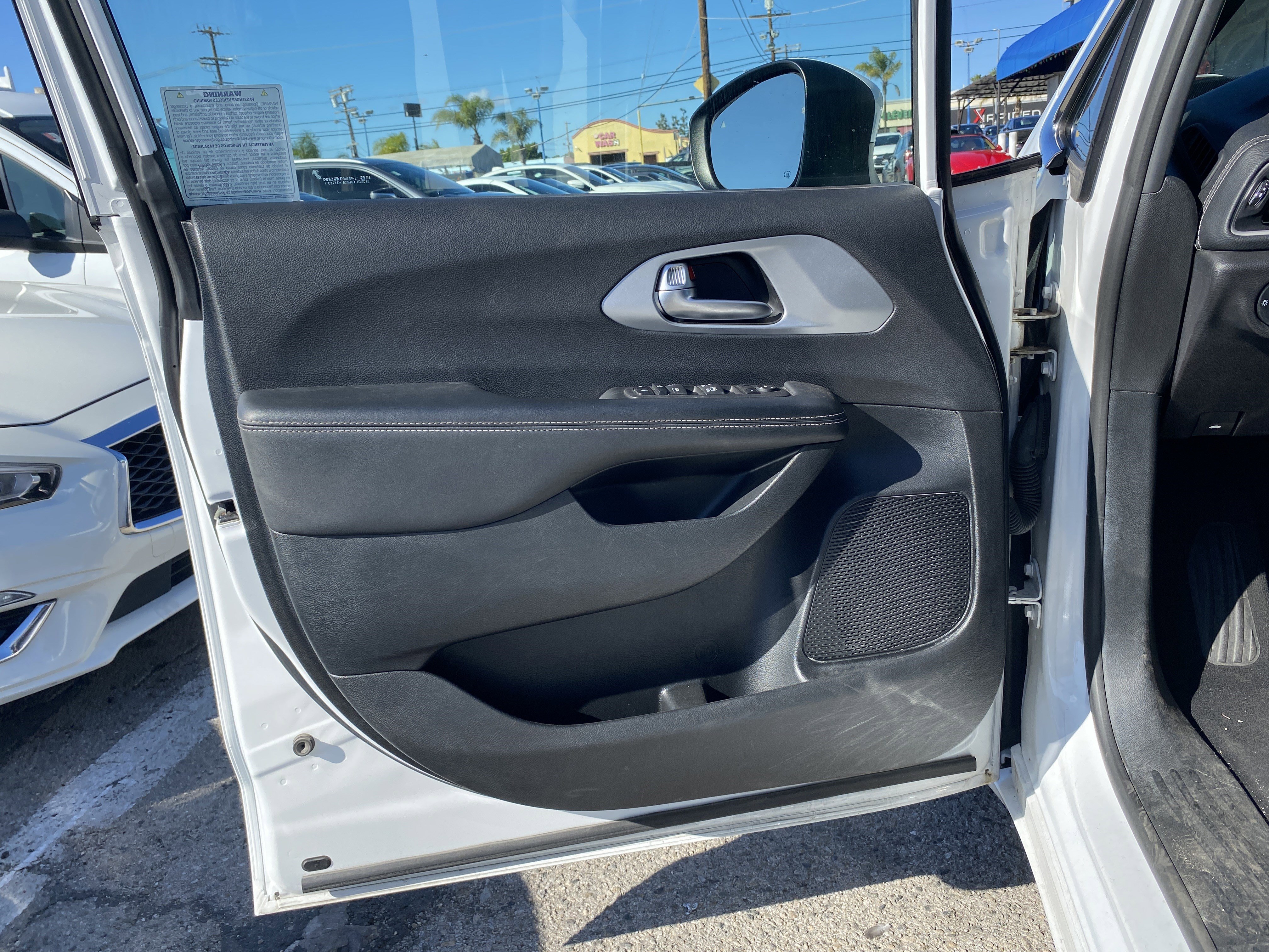 Used 2023 Chrysler Pacifica Touring image 15