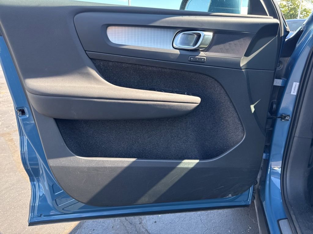Used 2024 Volvo XC40 B5 Core image 30