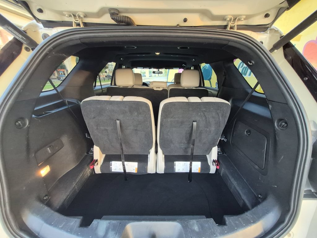 Used 2018 Ford Explorer XLT w/ Equipment Group 202A FWD image 9