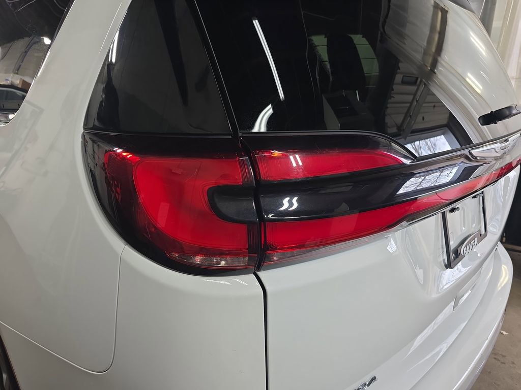Used 2024 Chrysler Pacifica Limited image 37