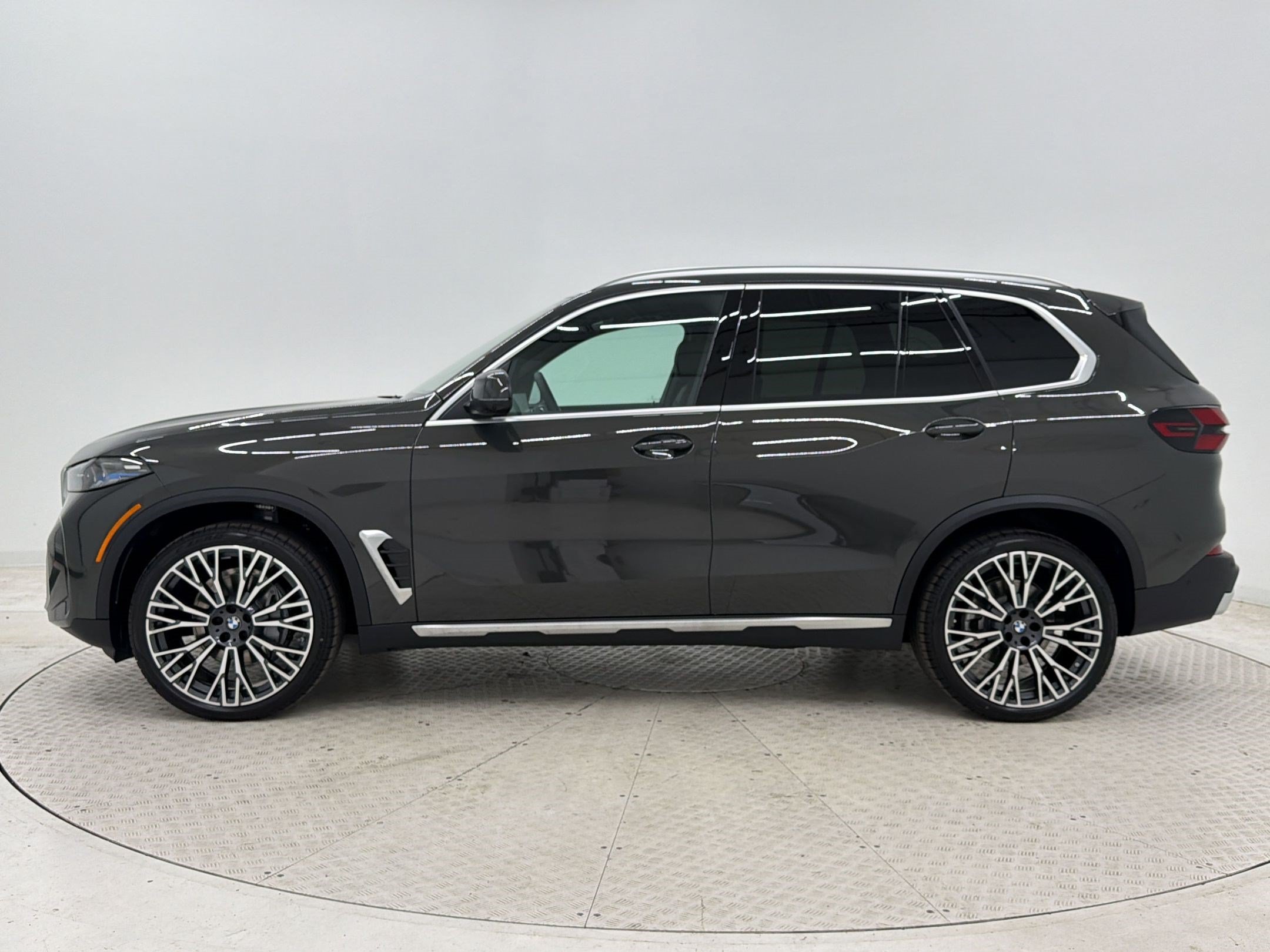 New 2026 BMW X5 xDrive40i w/ Climate Comfort Package AWD/4WD image 2