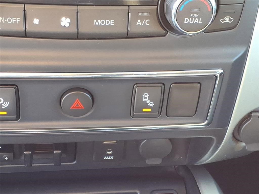 Used 2017 Nissan Titan SV image 24