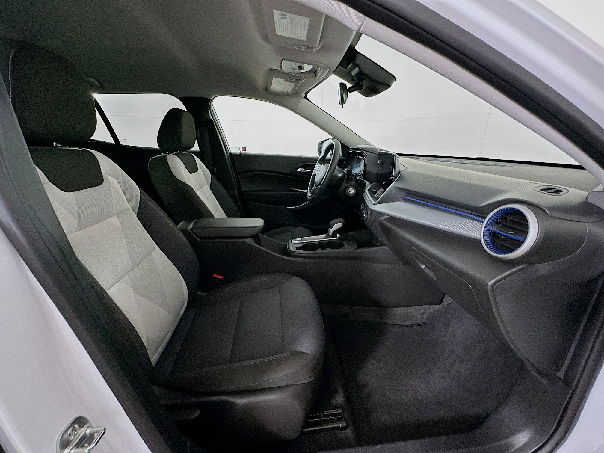 Used 2025 Chevrolet Trax LS image 29