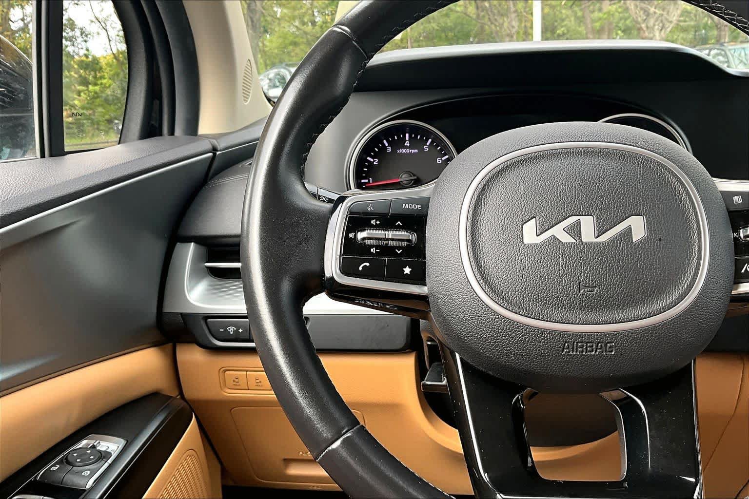 Used 2022 Kia Carnival LX FWD image 22