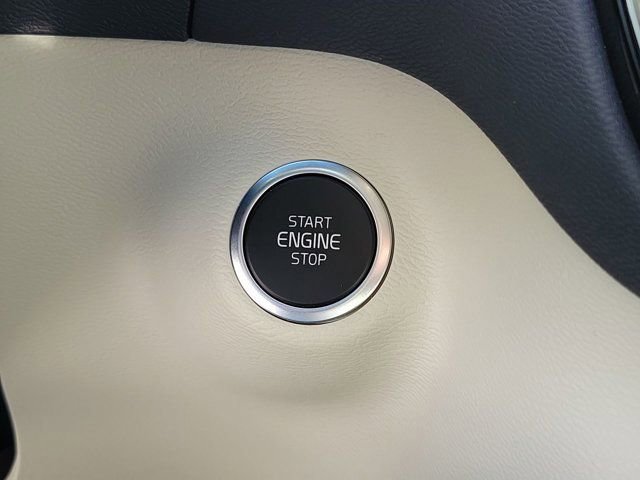 Used 2025 Volvo XC40 B5 Plus w/ Protection Package Premier image 34