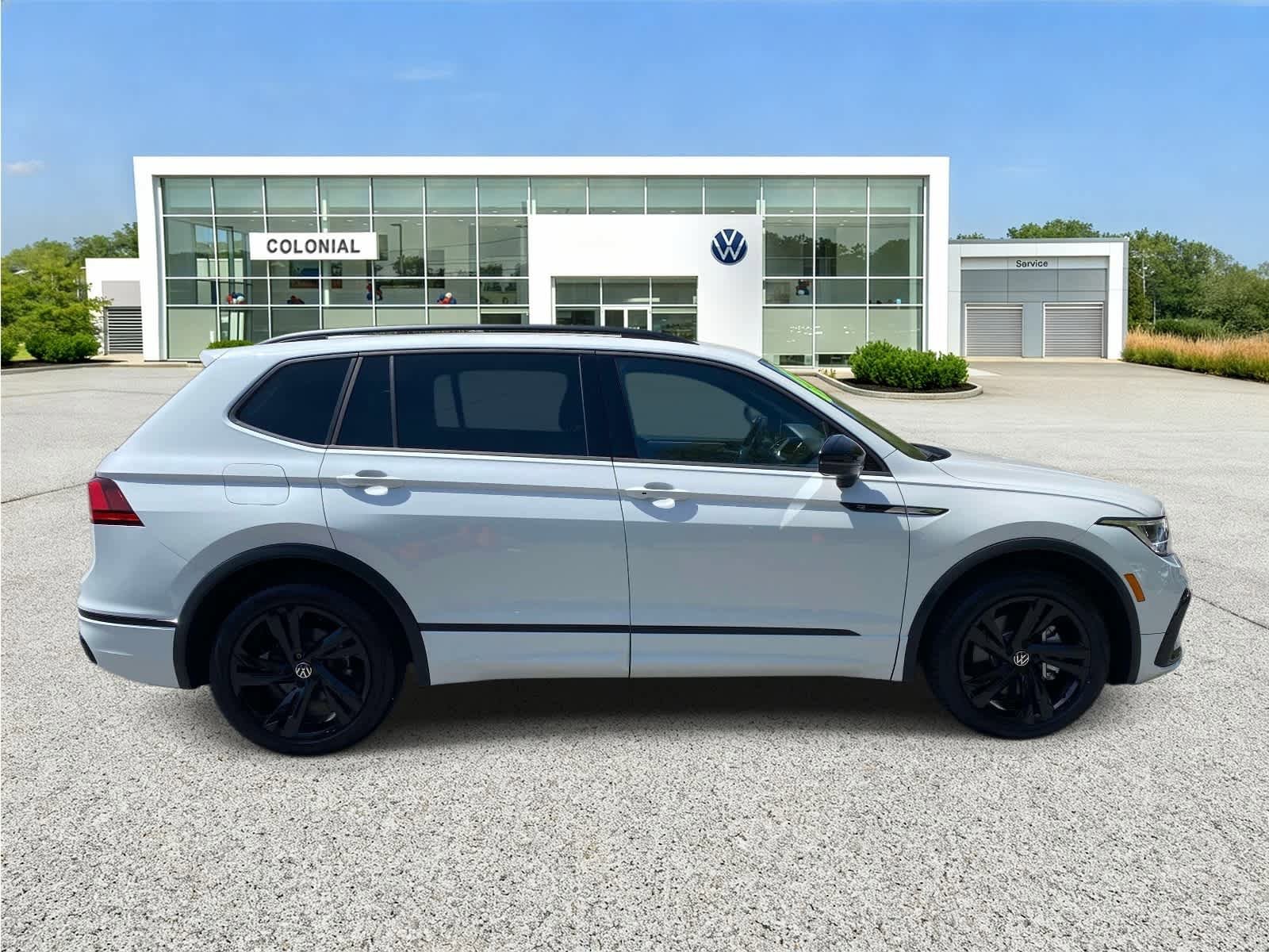 Used 2023 Volkswagen Tiguan SE R-Line AWD/4WD image 6