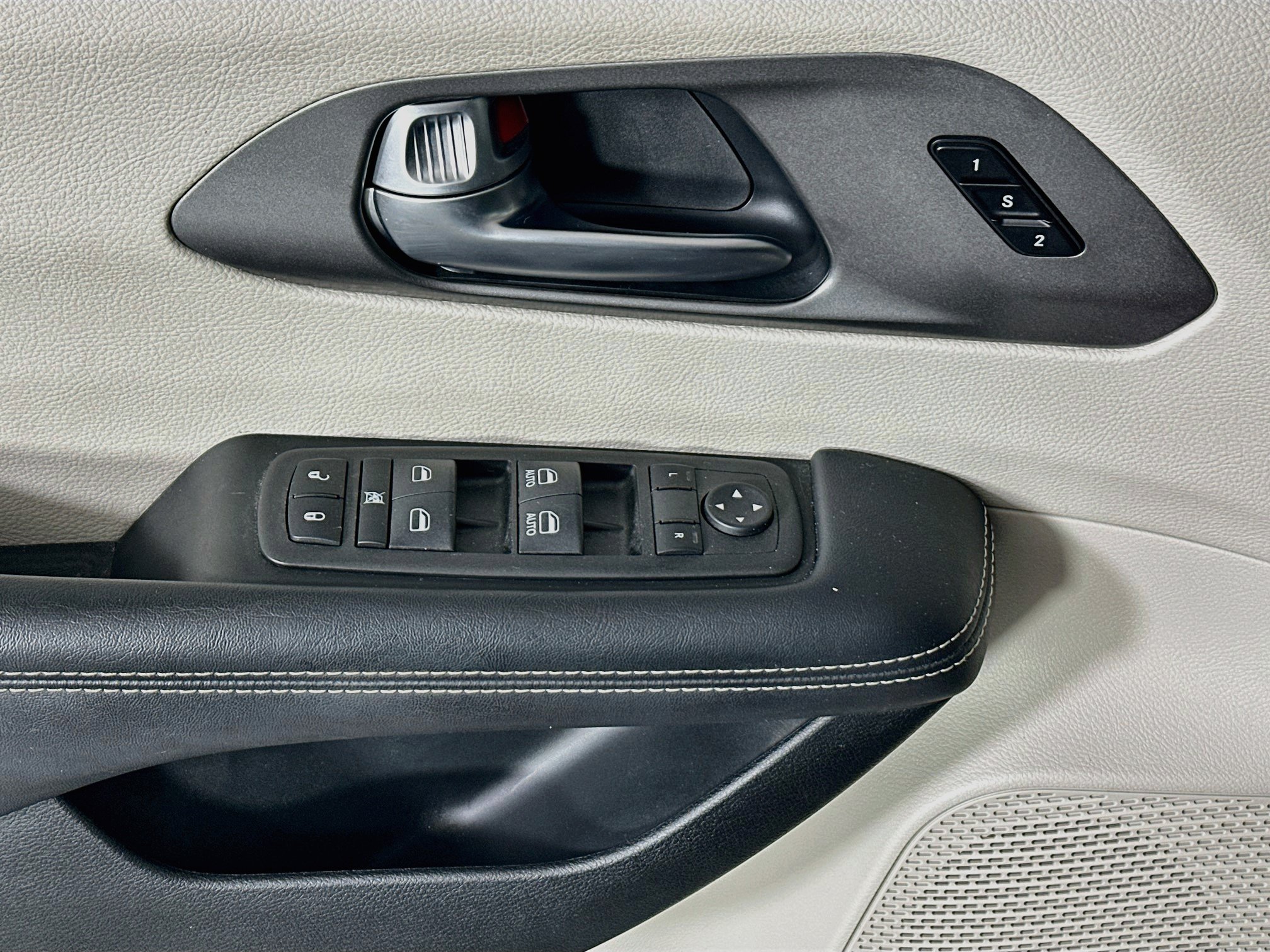 Used 2023 Chrysler Pacifica Touring-L AWD/4WD image 14
