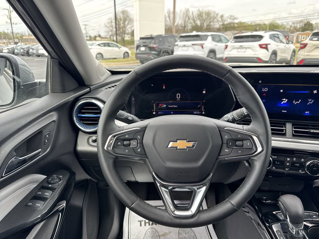 Used 2025 Chevrolet Trax LT w/ LT Convenience Package image 14