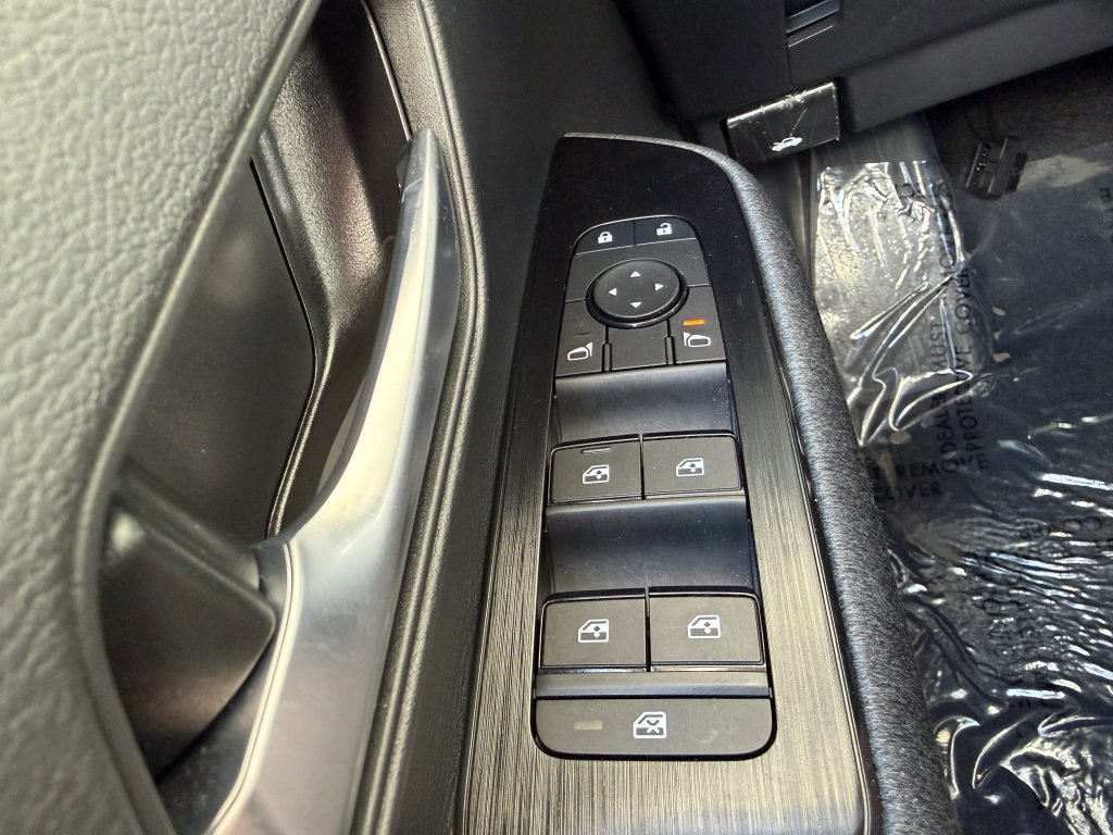 Used 2025 Nissan Kicks SV AWD/4WD image 24