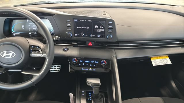 Certified 2025 Hyundai Elantra Sport FWD image 12