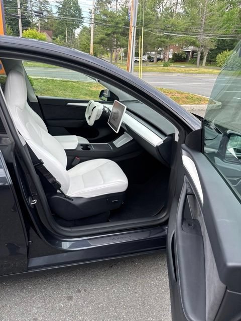 Used 2024 Tesla Model Y 2WD image 17