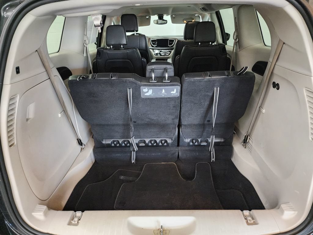 Used 2017 Chrysler Pacifica Touring-L FWD image 28
