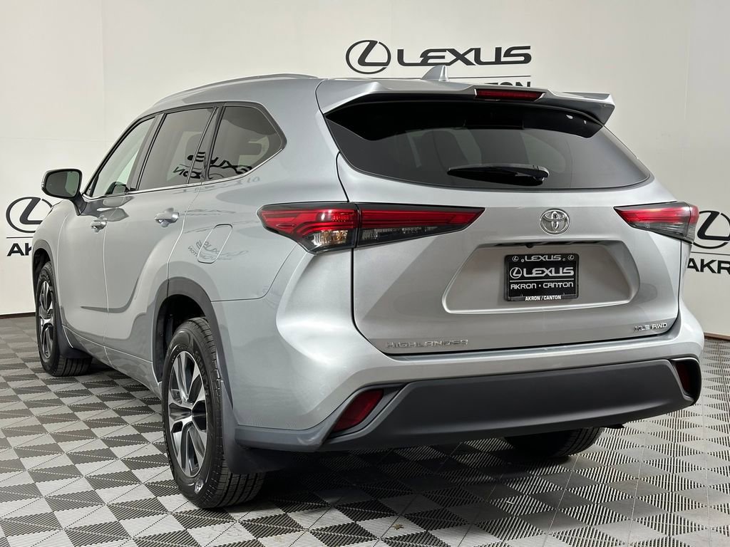 Used 2021 Toyota Highlander XLE AWD/4WD image 9
