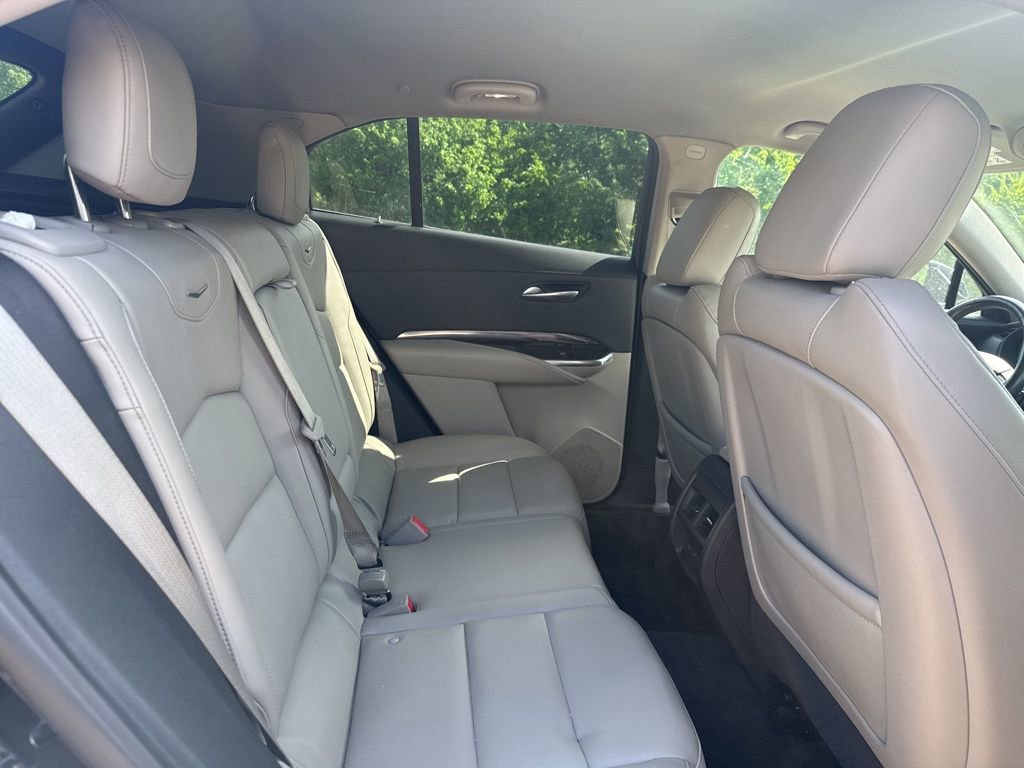 Used 2021 Cadillac XT4 Luxury w/ Cold Weather Package FWD image 7