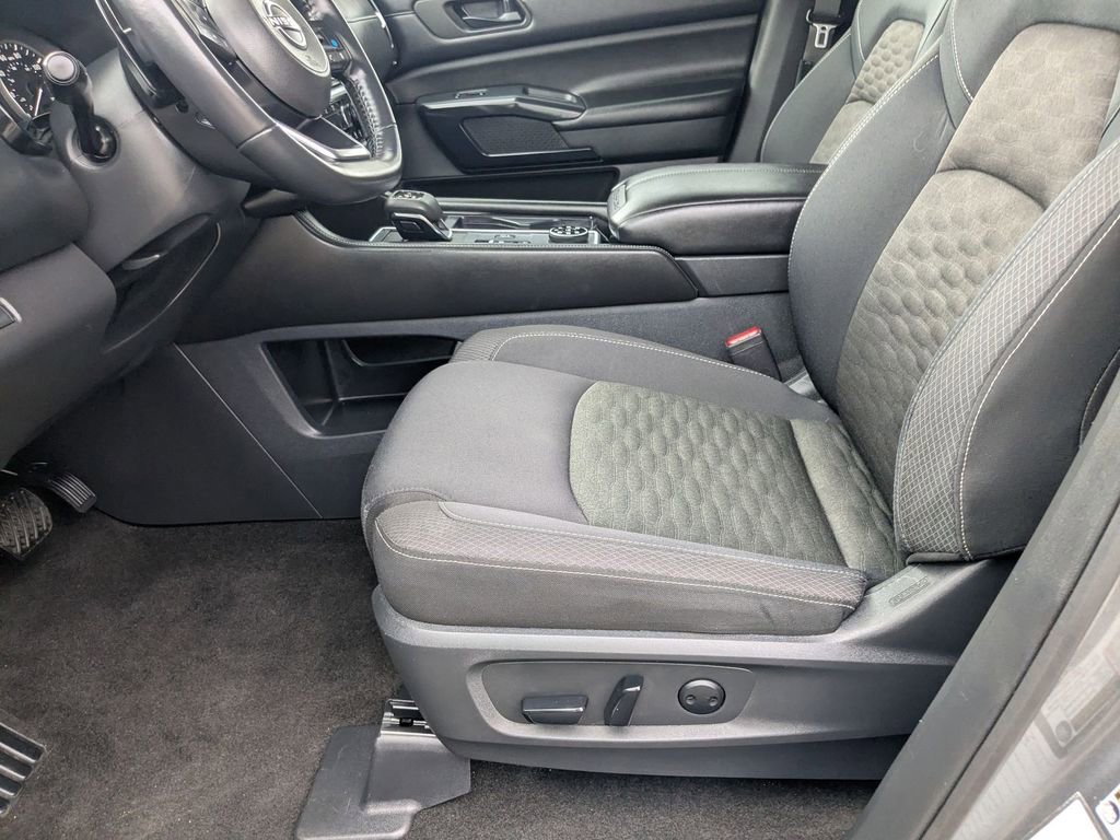 Used 2024 Nissan Pathfinder SV image 11