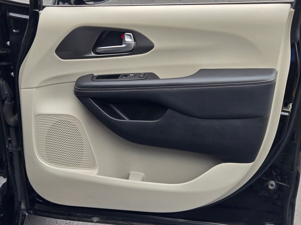 Used 2024 Chrysler Pacifica Touring-L FWD image 6