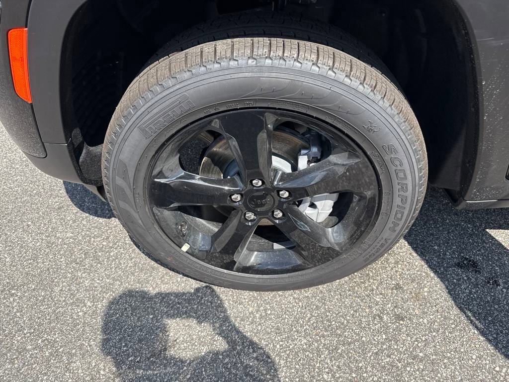 New 2025 Jeep Grand Cherokee Limited w/ Black Appearance Package image 33