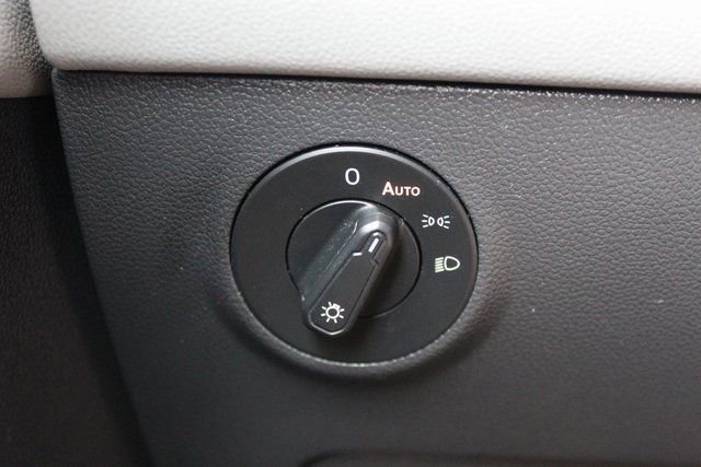 Used 2022 Volkswagen Taos SE w/ Panoramic Sunroof Package image 16