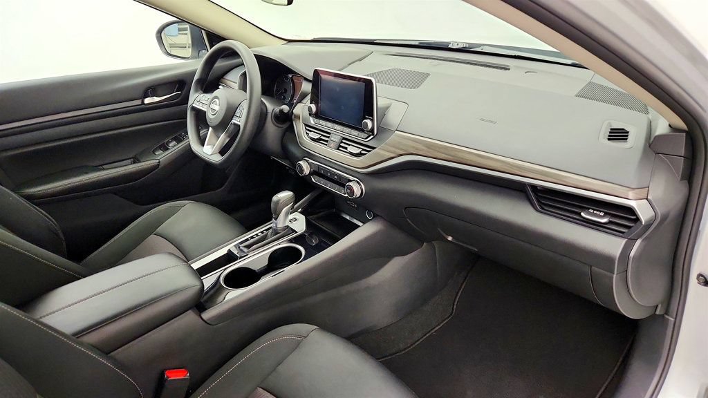 Used 2024 Nissan Altima 2.5 SV FWD image 24