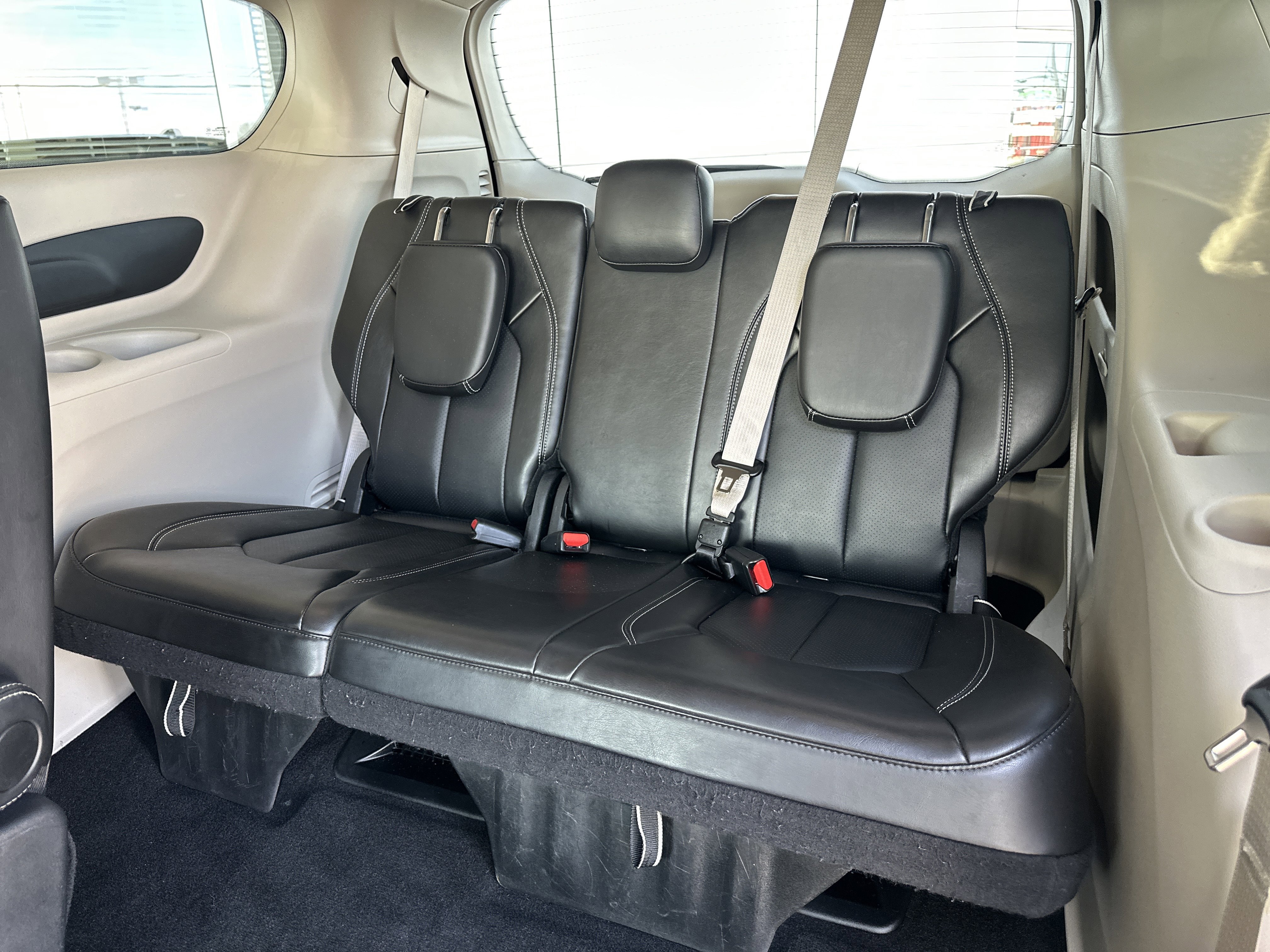 Used 2024 Chrysler Pacifica Touring-L image 20