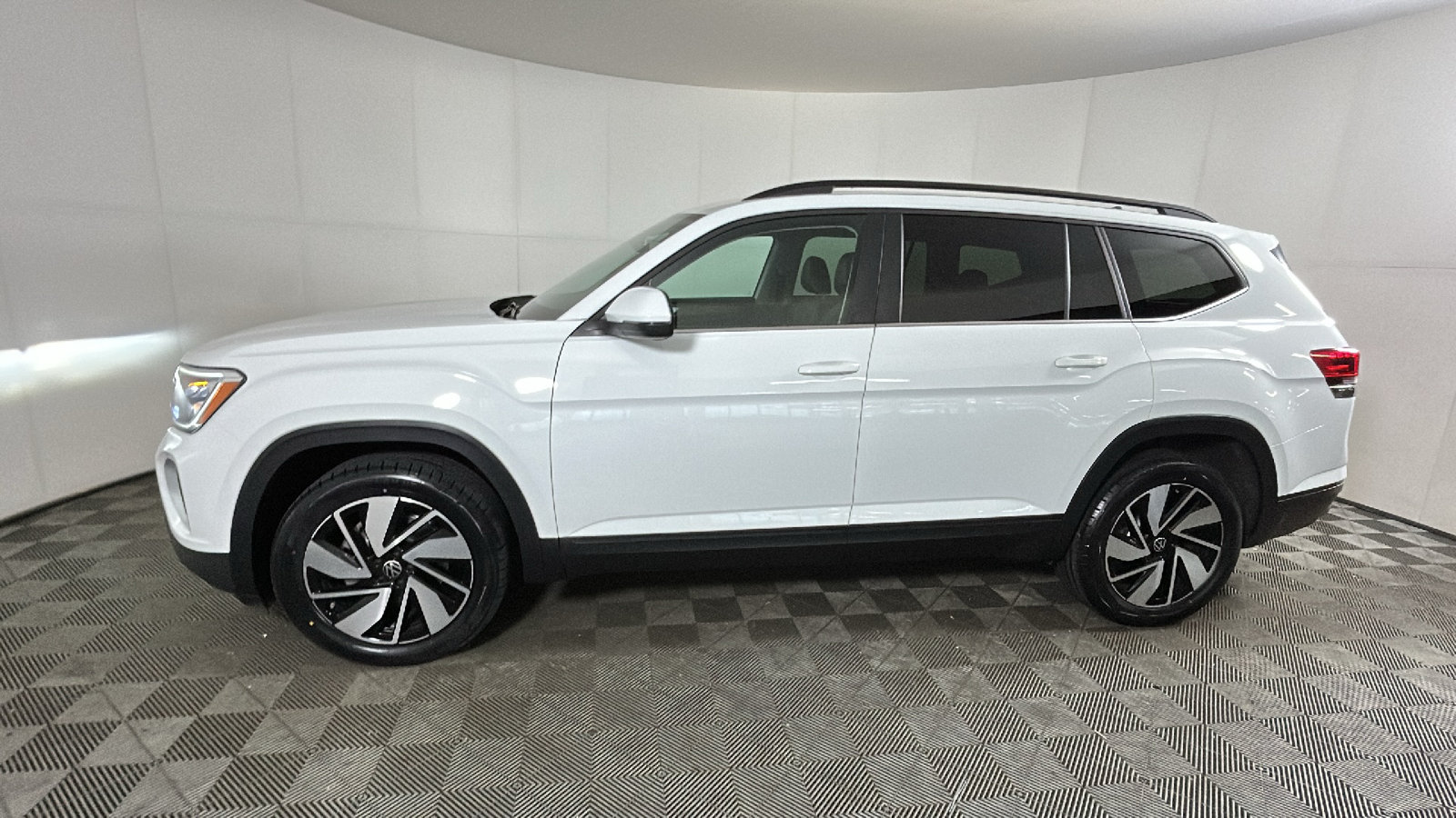 Used 2025 Volkswagen Atlas SE AWD/4WD image 5